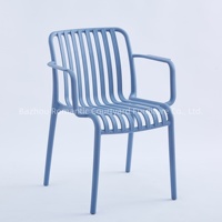 Chaise de salle à manger en polypropylène moderne et confortable avec accoudoirs, chaise de restaurant empilable en plastique respirant à prix abordable