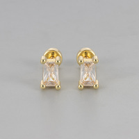 Pendientes de tuerca de cobre con circonita de corte rectangular de cuatro garras y parte trasera plana, ideales para dormir, que transmiten un estilo elegante y sofisticado.