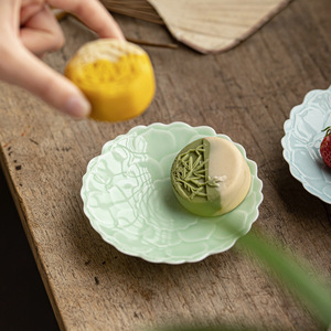 Assiette à fruits en céramique en forme de fleur, petit plat à dessert en porcelaine Lotus, style simple pour les occasions de mariage - Product Image 1
