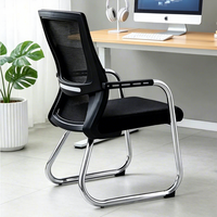 Chaise de bureau pour visiteurs avec dossier en maille noire et base en plastique |   Chaise ergonomique au design moderne avec siège rembourré, appui-tête réglable et accoudoirs fixes