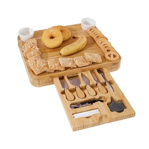 Planche à fromage en bambou avec plateau rétractable, couteau et fourchette pour servir des en-cas - Product Image 5