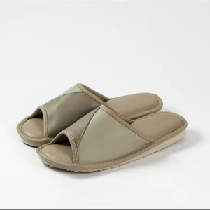 Pantuflas Grises de Interior para Hombre de Calidad Prémium a un Precio Asequible y Diseño de Última Moda - Product Image 1