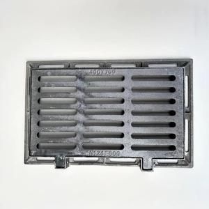 ตะแกรงระบายน้ำเหล็กดัดทรงสี่เหลี่ยมสีดำสำหรับงานอุตสาหกรรมกลางแจ้ง แบบมีลวดลาย ฝาปิดรางระบายน้ำเดี่ยว ตะแกรงเหล็กหล่อสำหรับท่อระบายน้ำเสีย - Product Image 4