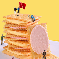 Biscuit digestif roulé saveur fruitée, fourré au citron et à la fraise, croustillant et fermenté, très populaire et sain