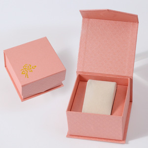 Bán buôn tùy chỉnh logo tông hộp đồng hồ màu be nhung nội thất giấy hình dạng cuốn sách với đóng cửa từ - Product Image 5