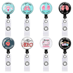 Porte-badge rétractable personnalisé avec logo, motif dessin animé mignon pour professionnels de la santé, en époxy, avec pince crocodile pratique pour médecins et infirmières - Product Image 1