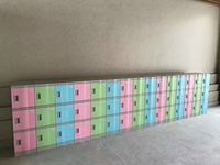 Casier à bagages intelligent extérieur moderne en plastique ABS personnalisable avec écran tactile, automatique, durable et facile à nettoyer, mobilier scolaire