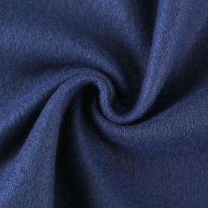 Couverture en polaire personnalisée avec sangle de transport - Confortable, portable et idéale pour les aventures en plein air ou les voyages - Product Image 3