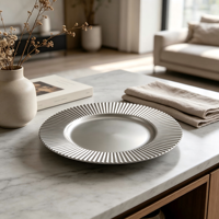 Assiette de Présentation en Plastique 13 pouces, Moderne, Argentée, Revêtement Poudré, Bord Cannelé Radiant, Décoration de Table Texturée Élégante pour Hôtels et Banquets