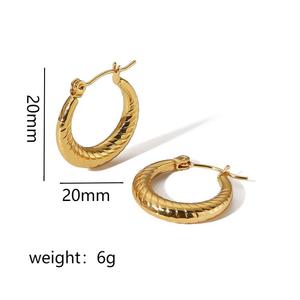 ต่างหูห่วงชุบทองสไตล์ฝรั่งเศสพร้อมพื้นผิวลายขนมปังสำหรับผู้หญิง เครื่องประดับแฟชั่น ดีไซน์รูปตัวยูทรงเรขาคณิต - Product Image 4