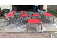 Table d'équilibre acrobatique à cadre argenté avec plateau rouge pour performance de contorsion en acrobatie circulaire