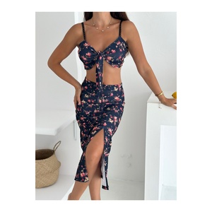 Ensemble haut court à bretelles en lycra fleuri et jupe midi fendue pour femme - Product Image 1
