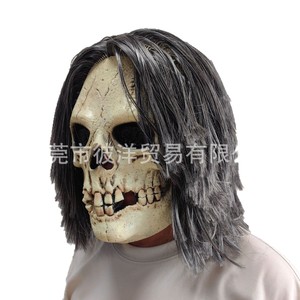 Máscara de calavera de Halloween con pelo, accesorio de látex beige para cosplay y escape rooms - Product Image 5
