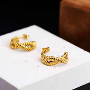 Pendientes de Acero Inoxidable Chapado en Oro de 18K con Diseño de Espirales Trenzadas, Geometría Irregular y Forma de C, Joyería de Estilo Distintivo - Product Image 2