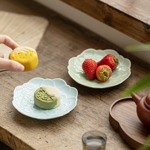 Assiette à fruits en forme de fleur en céramique, petit plat à dessert en porcelaine pour servir des collations lors d'une fête du thé - Product Image 4