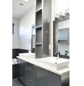 Mueble de Baño Moderno CANA en Gris Brillante con Doble Lavabo, Gabinete Alto con Torre de Almacenamiento Central, Personalizado para Uso en Hoteles y Villas - Product Image 1