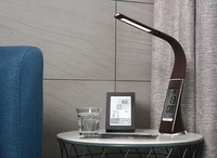 Lampe de bureau LED intelligente avec horloge numérique, commande tactile, intensité réglable, lumière de lecture protectrice pour les yeux, blanc chaud, alimentation par batterie ou prise, design moderne