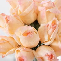 Fleurs décoratives OEM ODM, roses en soie, fleurs artificielles avec ensembles de vases en verre pour projets de rénovation commerciale européenne, vente en gros