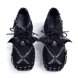 Chaussures plateforme pour femmes au design original, de style punk gothique, avec lacets, appartenant à la sub-culture des « cool girls » - Product Image 3