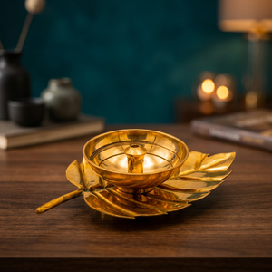 Lampe à huile en laiton en forme de feuille, design traditionnel pour les cérémonies religieuses, décoration Diwali Pooja - Product Image 2