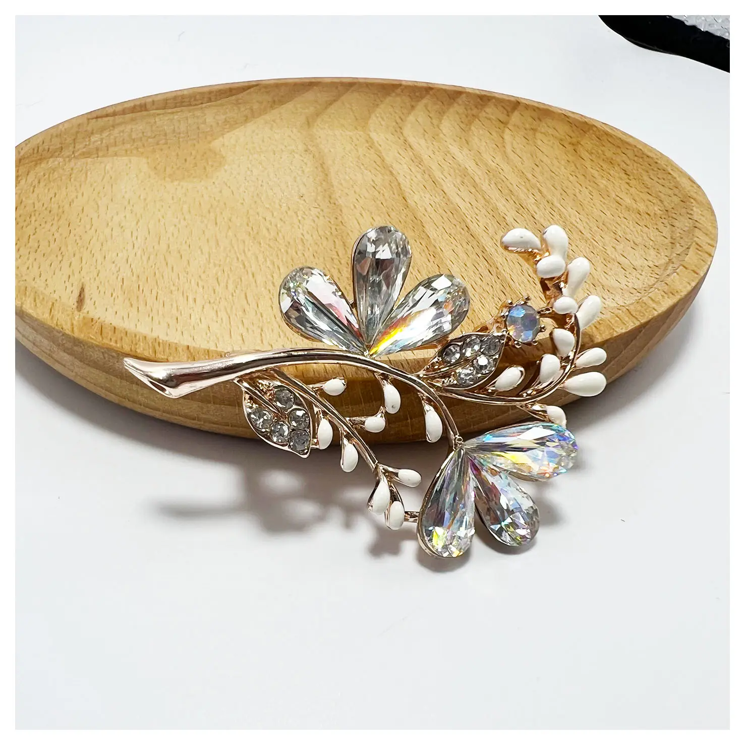 High-End Ladies Metal Brooch Flower Shape Shiny Diamond Design Custom Wholesale Banquet Party Cufflinks Pins Buckles Corsage