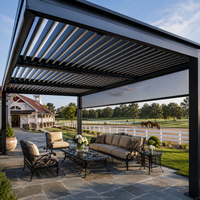 Pergola motorisée rétractable à lames orientables en aluminium avec revêtement en poudre, éclairage LED, bioclimatique, pour jardin, terrasse et cour.