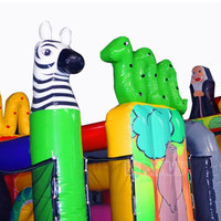 Structure gonflable commerciale combinée : Parcours d'obstacles, toboggan et château sauteur, thème Régaleau Animalier, avec château sauteur girafe