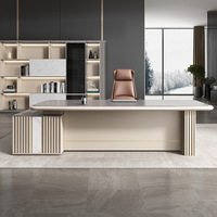 Bureau de direction minimaliste moderne pour présidents, managers, superviseurs, salle de réunion, grand bureau en bois avec bordure plaquée
