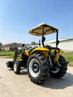 Tracteur à quatre roues motrices compatible avec divers équipements agricoles