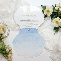 Tarjetas de menú de boda de acrílico transparente con forma de concha azul pálido con accesorios de perlas y patrón en relieve 3D para decoración de eventos de boda