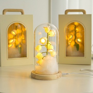 ช่อดอกลิลลี่ออฟแวลเลย์ถักโครเชต์ทำมือ พร้อมปลั๊ก USB และแบตเตอรี่ ใช้ได้สองแบบ เหมาะสำหรับวันครู - Product Image 1