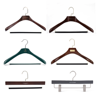 Cintres en bois haut de gamme pour vêtements et pantalons, style épaules larges, avec logo personnalisé imprimé pour costumes, vêtements et pantalons