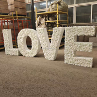Décoration de mariage et événements : Lettres géantes en roses blanches pour événements de mariage et fêtes - Fournisseur de décorations florales