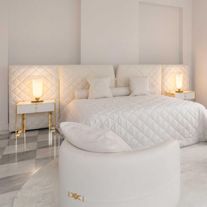 Base <span class=keywords><strong>de</strong></span> Cama Matrimonial Acolchada <span class=keywords><strong>de</strong></span> Acero Inoxidable Metálico con Patrón Geométrico <span class=keywords><strong>de</strong></span> Laberinto y Tapicería <span class=keywords><strong>de</strong></span> Cuero, Modelo <span class=keywords><strong>Mansion</strong></span> - Product Image 1