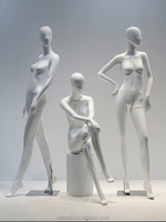 Maniquí Femenino de Fibra de Vidrio Blanco Mate de Alta Gama, Maniquí Moderno Abstracto en Poses de Pie y Sentado para Exhibición en Escaparates de Tiendas de Moda