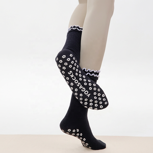 JZVINA Chaussettes de Pilates pour femmes, chaussettes en tricot doux antidérapantes avec manchette à volants en silicone pour femmes, pour le ballet, le yoga, l'entraînement physique, à porter au quotidien - Product Image 5