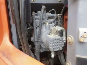 Mini-excavatrice Hitachi ZX135 d'occasion, marque japonaise, vente de matériel d'occasion, pompe hydraulique Hitachi, moteur, modèle 2023, 13,5 tonnes - Product Image 5