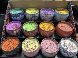 Set Regalo di Candele Profumate in Barattolo di Latta Personalizzato di Lusso, Candela in Cera di Soia Premium OEM con Fiori Secchi per il Mercato del Medio Oriente - Product Image 4