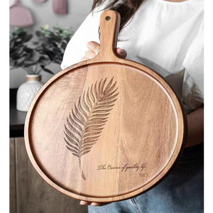 Bandeja de servir redonda de madera con asa y grabado de hoja de palma para servir comida en fiestas y cenas - Product Image 1