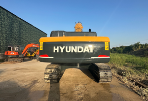 Excavatrice sur chenilles d'occasion Hyundai avec godet de terrassement, équipement de construction jaune - Product Image 3