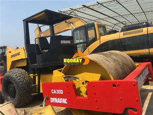 Rouleau compresseur vibratoire à tambour unique DYNAPAC CA30D d'occasion, efficace et en bon état de marche pour les travaux de construction - Product Image 2