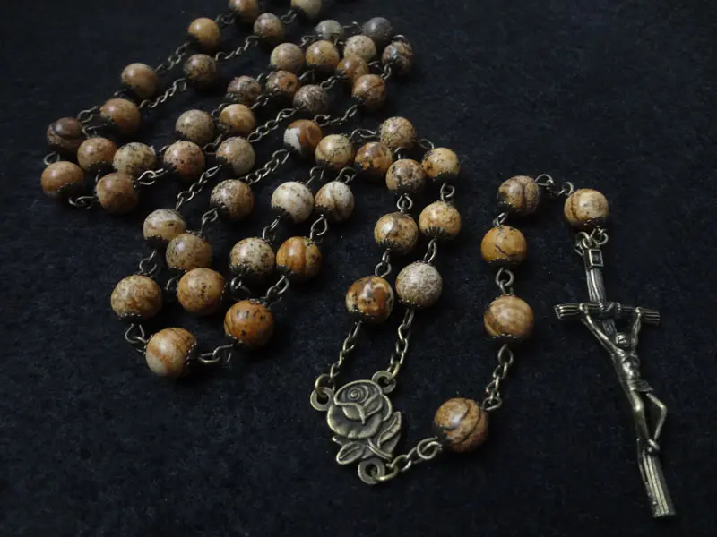 Immagine natura pietra antica collana rosario perline croce regalo religioso cattolico crocifisso