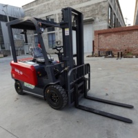 Montacargas Eléctrico de 1.5 Toneladas con Asiento, Batería, Desplazador Lateral Hidráulico y Llantas Sólidas para Carga y Descarga en Almacenes