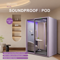 Cabine de travail insonorisée en forme de pod, avec porte en verre et éclairage LED, pour une ambiance acoustique privée