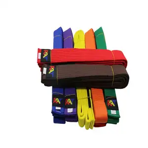 Bán buôn nhà sản xuất OEM tùy chỉnh thực hiện Logo Karate vành đai Chất lượng cao màu sắc với sọc bông võ thuật vành đai cho Karate