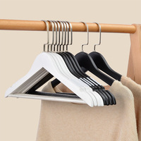 Cintres de Luxe Personnalisables en Bois Massif pour Costumes et Pantalons, Noirs ou Blancs, avec Options de Sac de Rangement