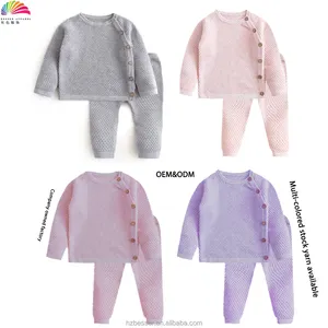 Vêtements chauds personnalisés en usine, ensembles <span class=keywords><strong>pull</strong></span>-over-pantalon 2 pièces en tricot-printemps-automne en coton pour bambins et bébés filles avec bouton - Product Image 1