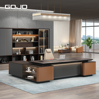 Scrivania Direzionale Moderna a L in Legno Scuro Impiallacciato, Tavolo da Ufficio per Dirigenti, Arredamento Commerciale con Pannello LED Scanalato