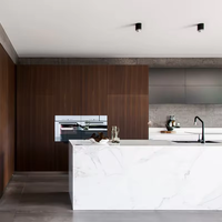 Armoires de cuisine de luxe en marbre noir et or avec design d'îlot personnalisé
