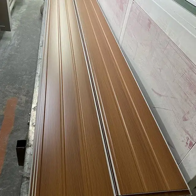 مصنع الصين رخيصة خشبية اللون صفح مخدد السقف pvc نقية بيضاء بنية ساخنة ختم احباط فو pvc الكسوة السقف